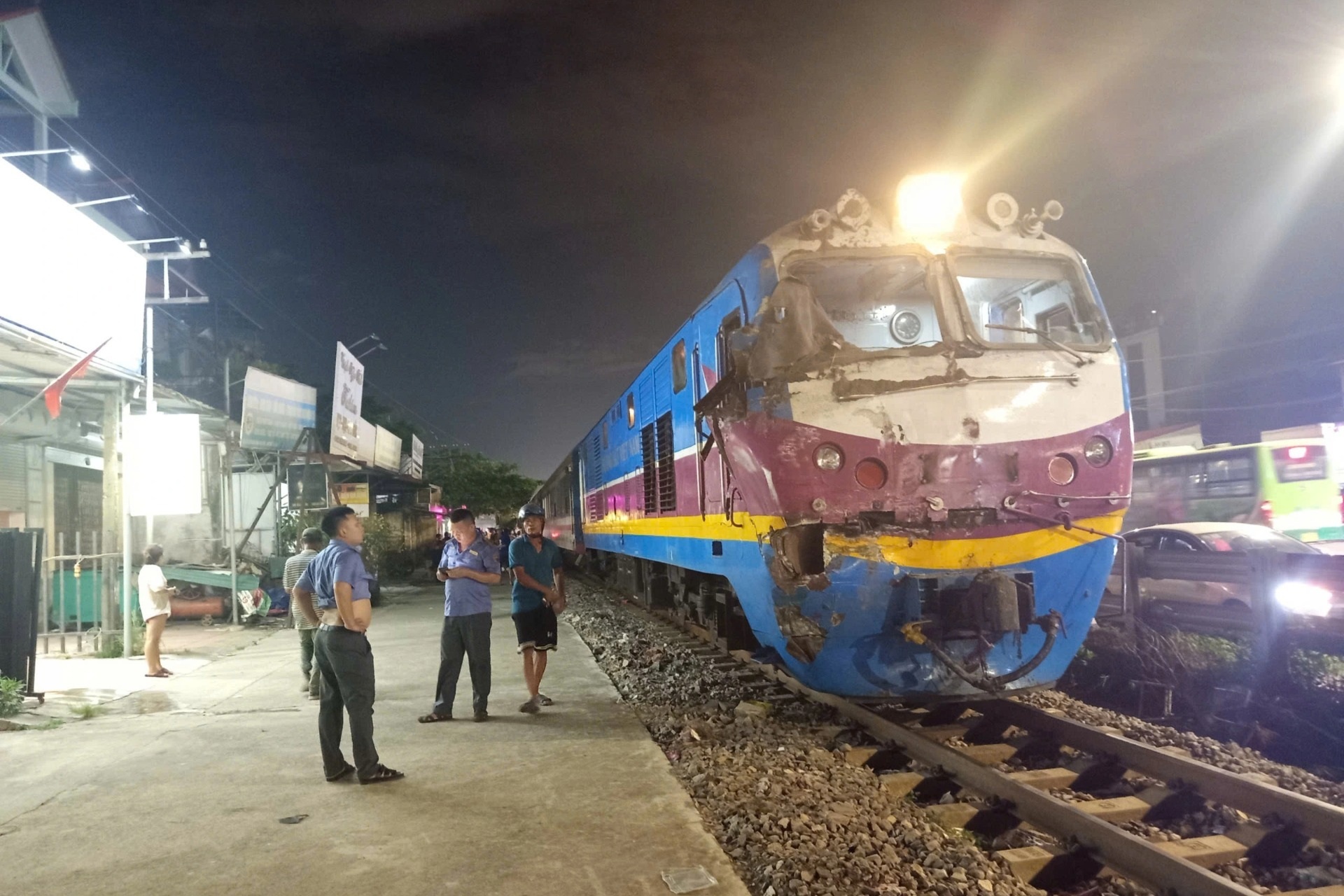 Xe tải chở cát băng qua đường sắt bị tàu hỏa đâm trúng