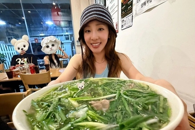 “Chị đẹp không tuổi” xứ Hàn khoe bát phở ngập hành tại Hà Nộ