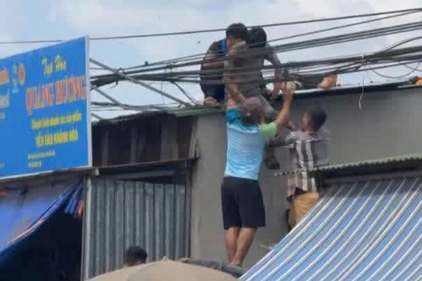 Lắp biển quảng cáo, 2 người bị điện giật phải đi cấp cứu