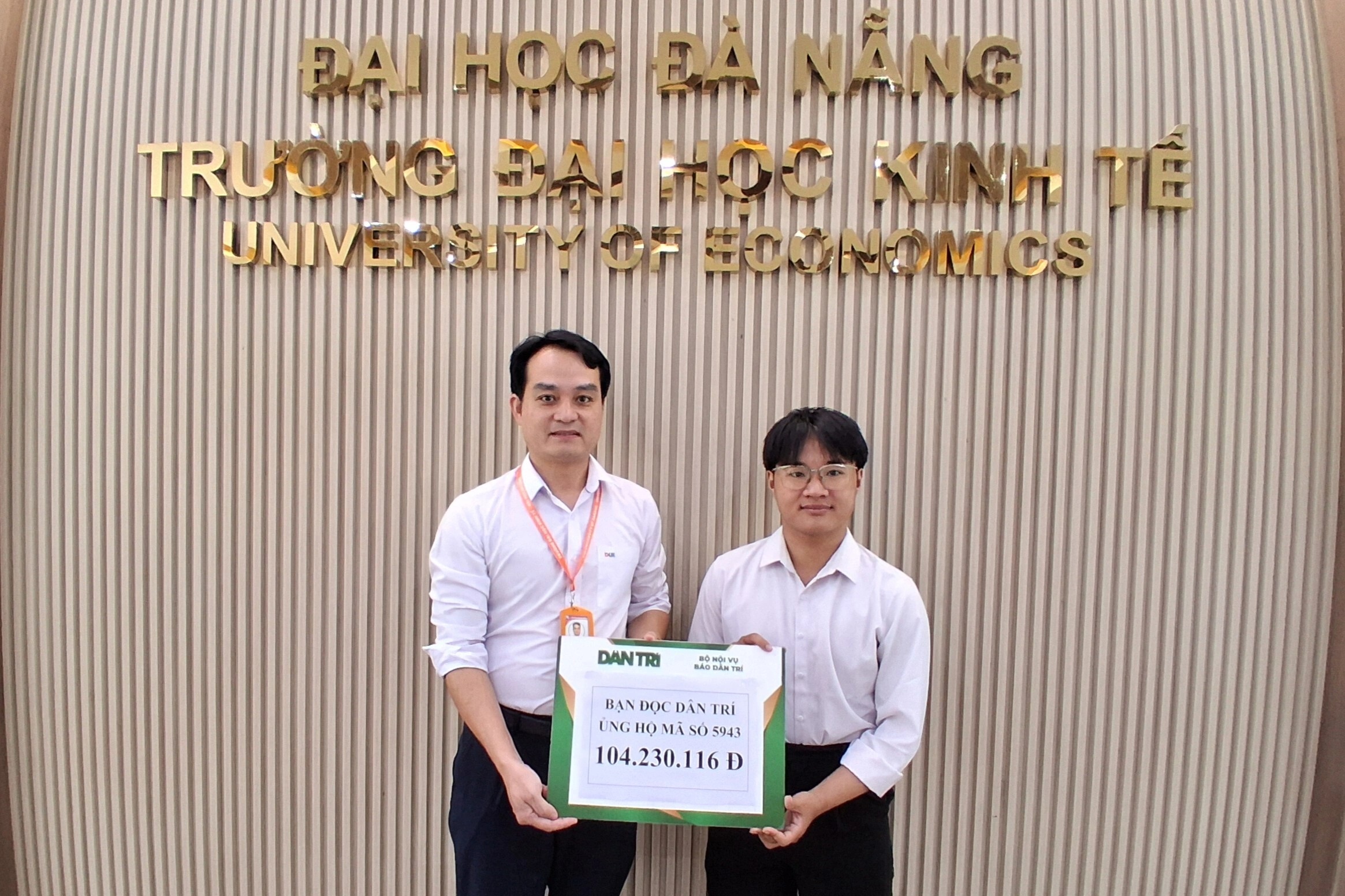 Trao hơn 104 triệu đồng đến sinh viên khó khăn, mẹ bị khiếm 