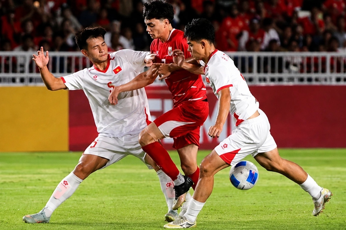 Cầu thủ U19 Indonesia xô ngã trợ lý HLV U19 Việt Nam gây phẫ