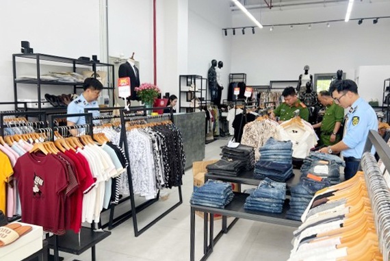 Phát hiện hai cơ sở bán quần áo giả nhãn hiệu Laco