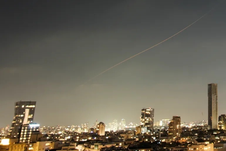 Iran ồ ạt phóng tên lửa, còi báo động vang khắp Israel