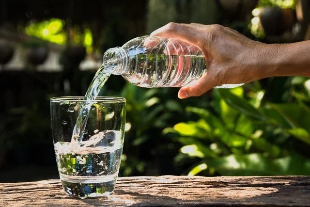 4 thói quen uống nước tưởng vô hại nhưng không tốt cho thận