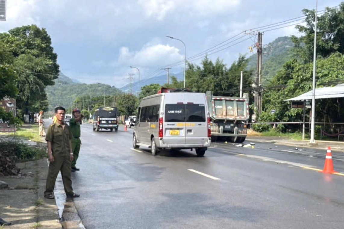 Tạm giữ tài xế liên quan vụ tai nạn 2 người thương vong ở Lâ