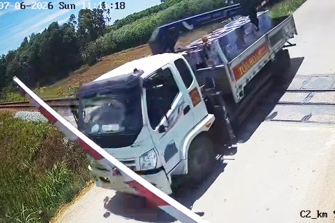 Lái xe tải vượt gác chắn đường sắt, tài xế bị phạt 41,5 triệ