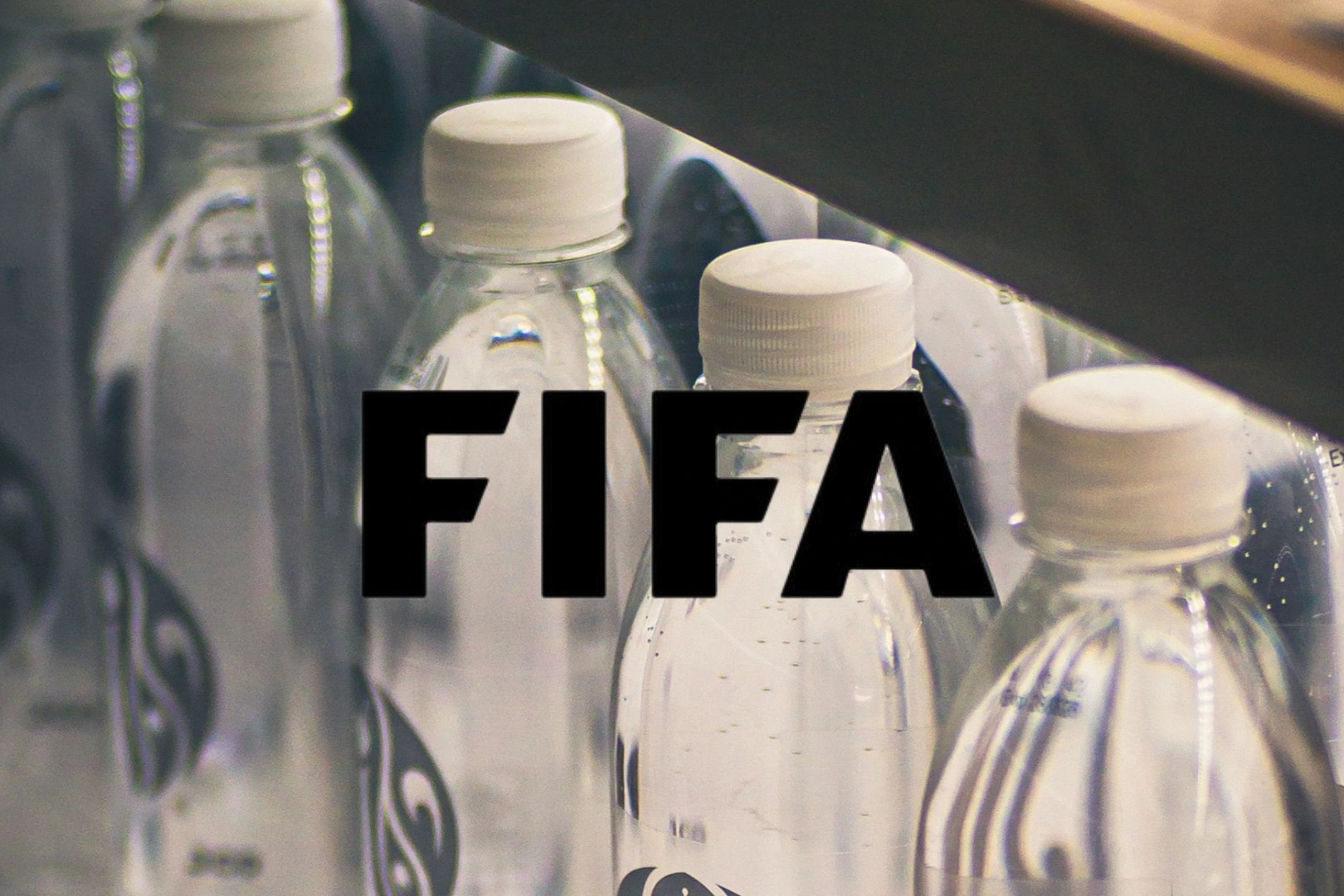 FIFA đổi quyết định, cổ động viên được mang nước đóng chai v