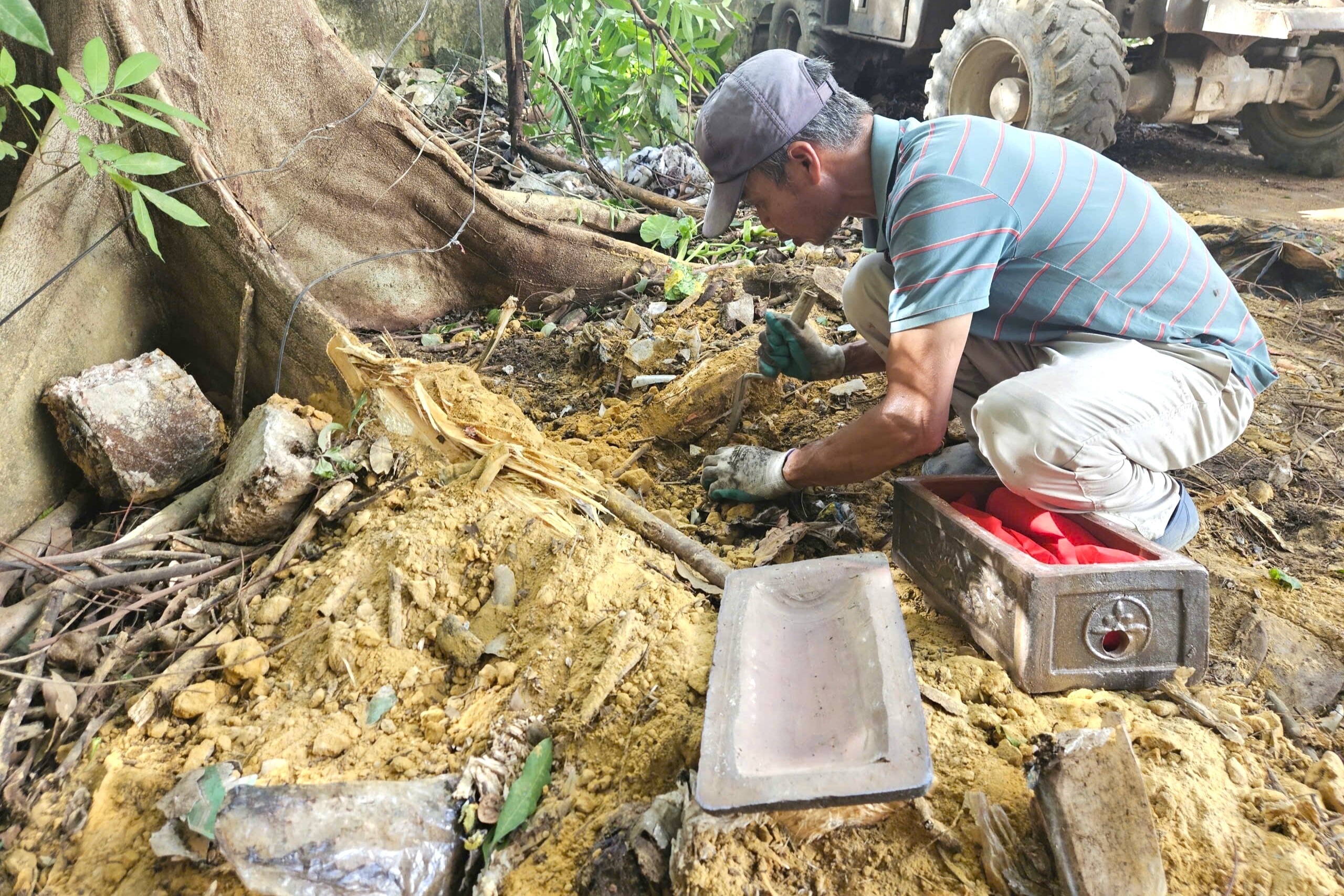 Hàng chục hài cốt thai nhi nằm rải rác ở các gốc cây, bờ tườ