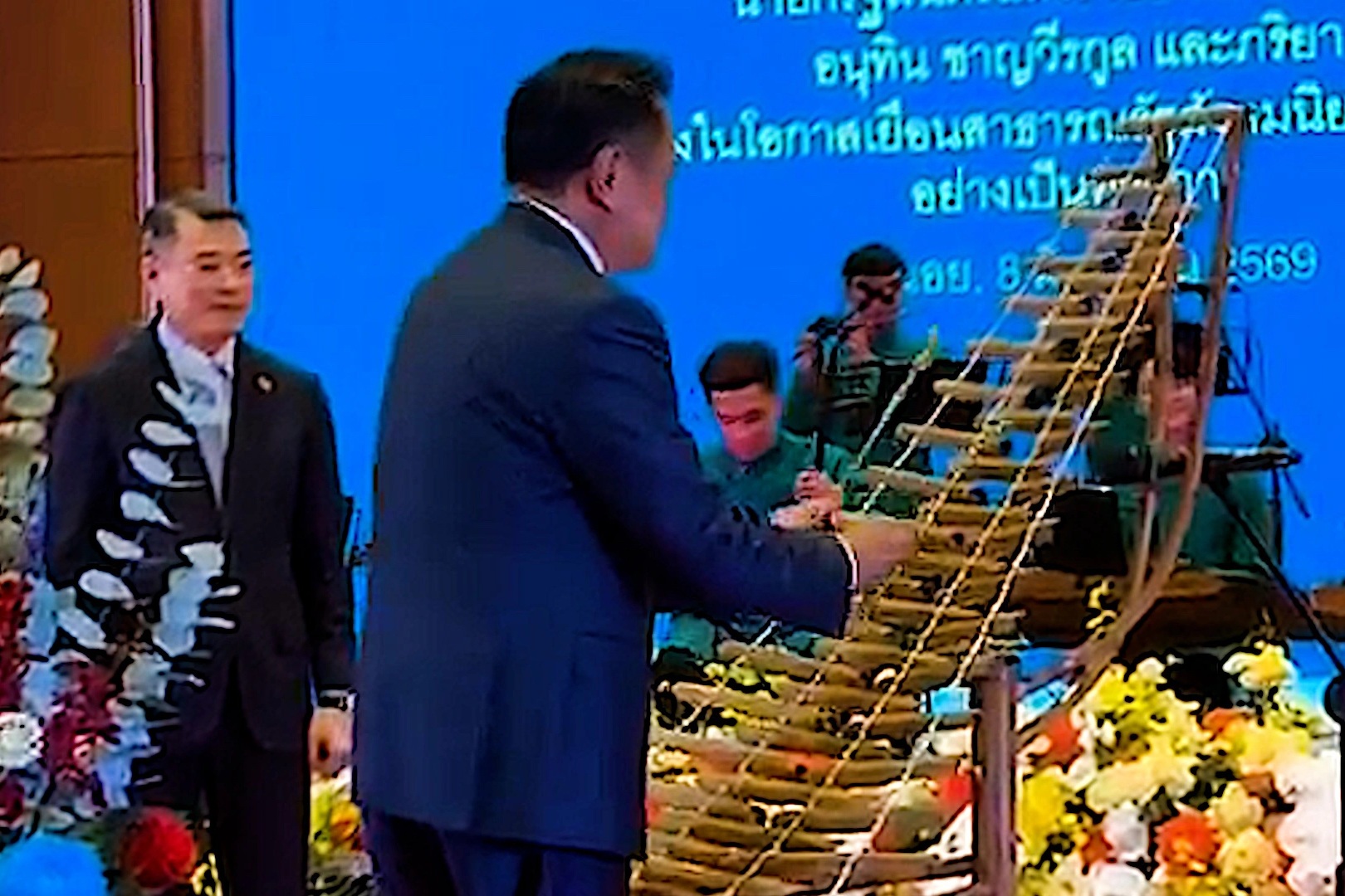 Thủ tướng Thái Lan biểu diễn nhạc cụ truyền thống trong chuy