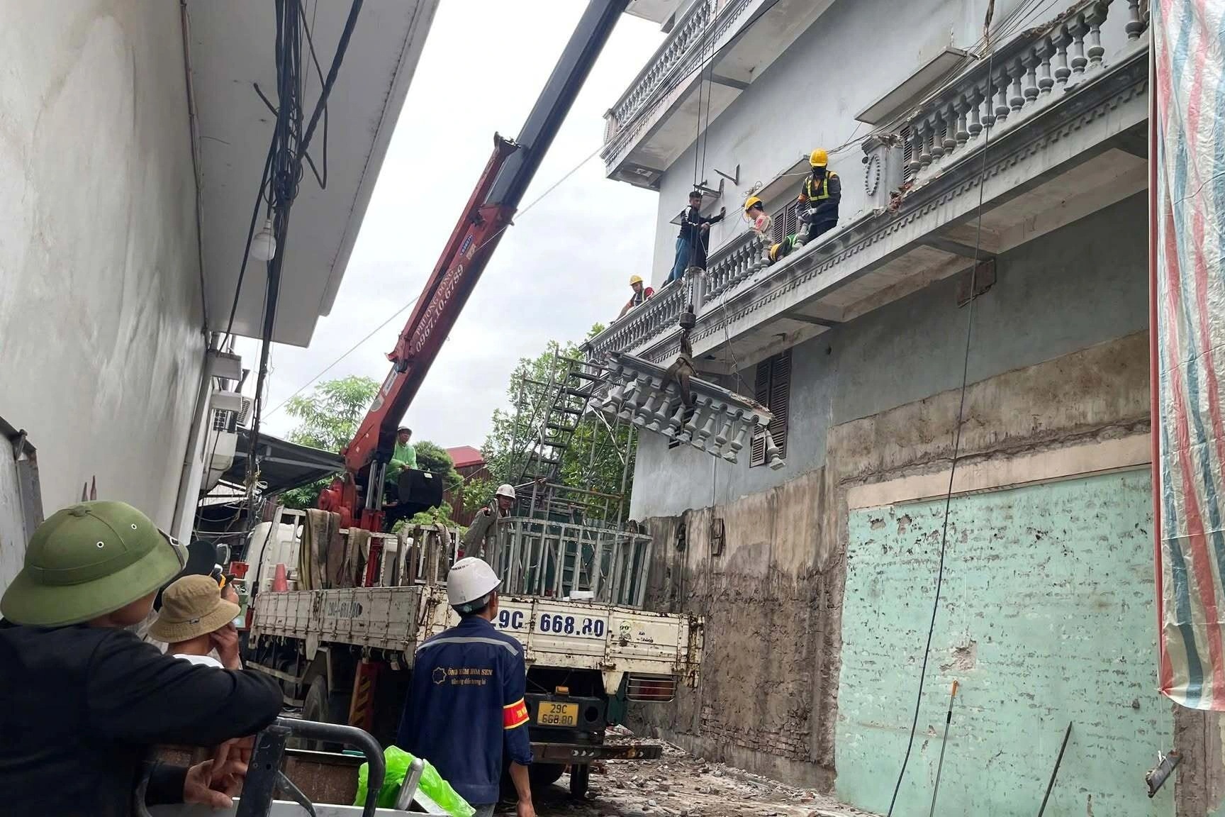 Vụ xịt nước vào thợ xây ở Hà Nội: Cưỡng chế phá dỡ ban công,