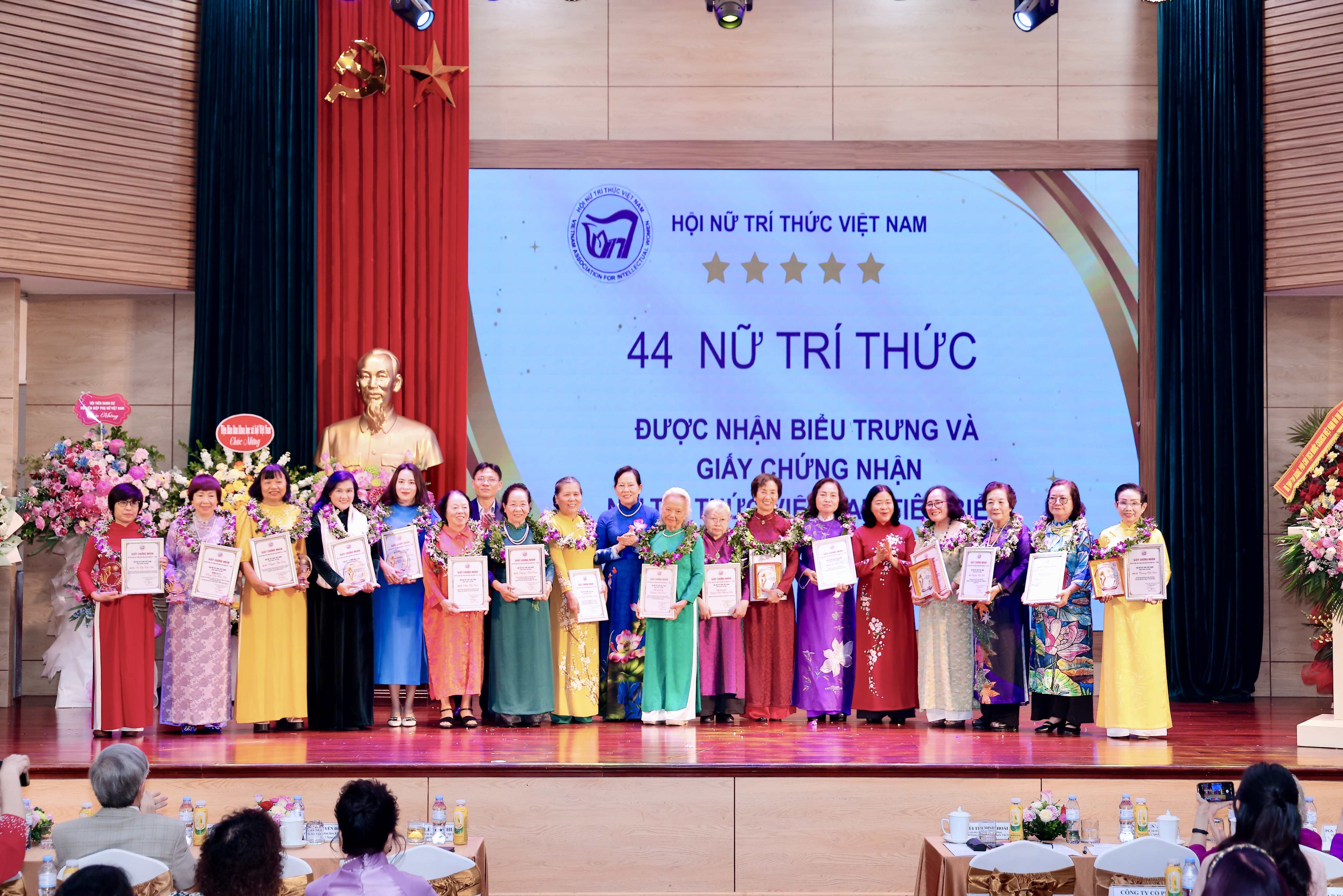 Tôn vinh 44 nữ trí thức Việt Nam tiêu biểu trong các lĩnh vự