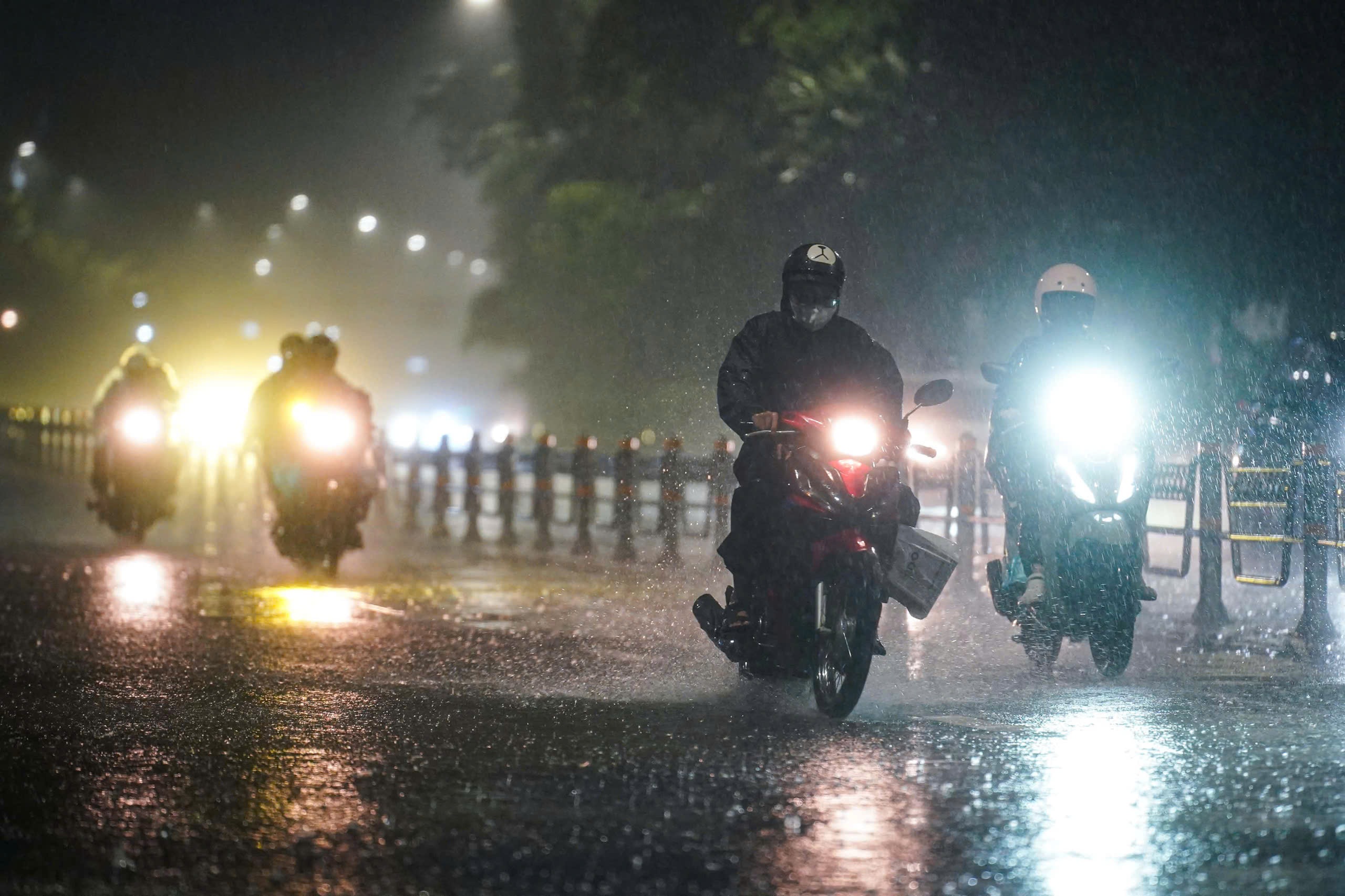 Mưa lớn xua tan oi bức ở Hà Nội, nhiều nơi ngập nhẹ