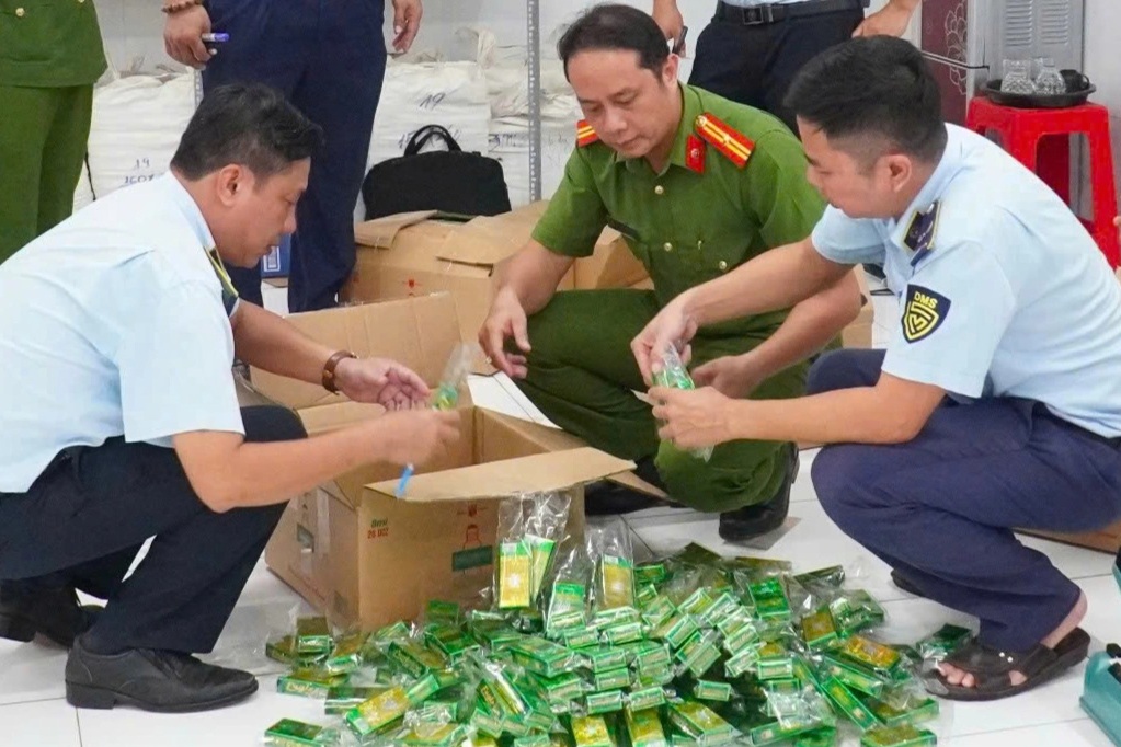 Tạm giam 2 bị can sản xuất dầu gió giả ở Tây Ninh