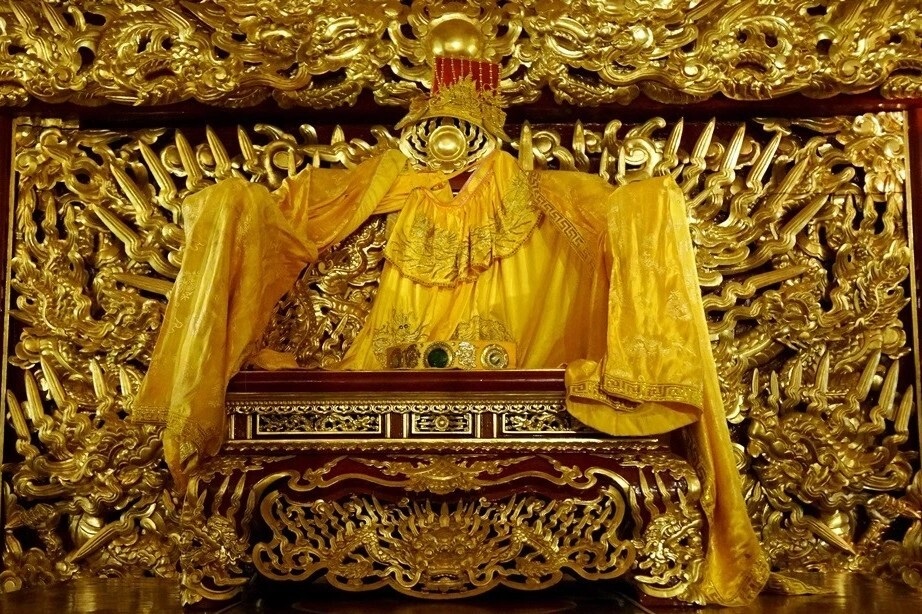 Ngắm ngai vua, long sàng dát vàng ở chính điện Lam Kinh