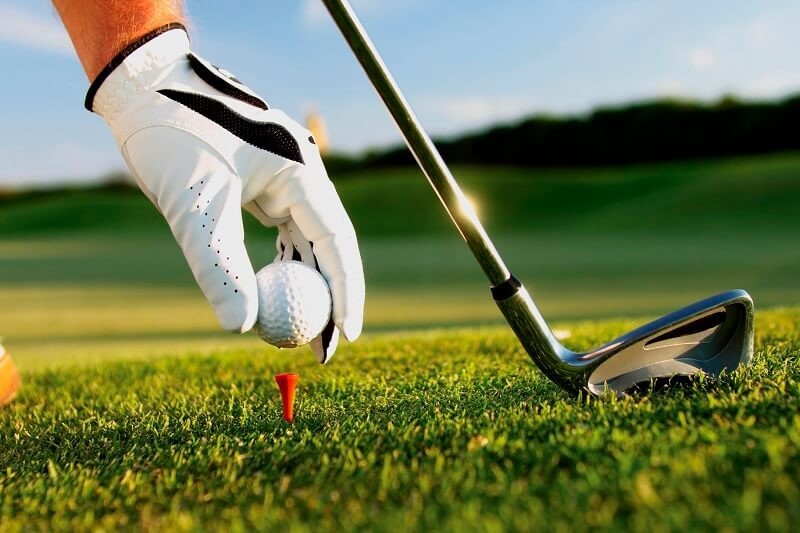 Điều chuyển công tác cán bộ chơi golf trong giờ hành chính ở