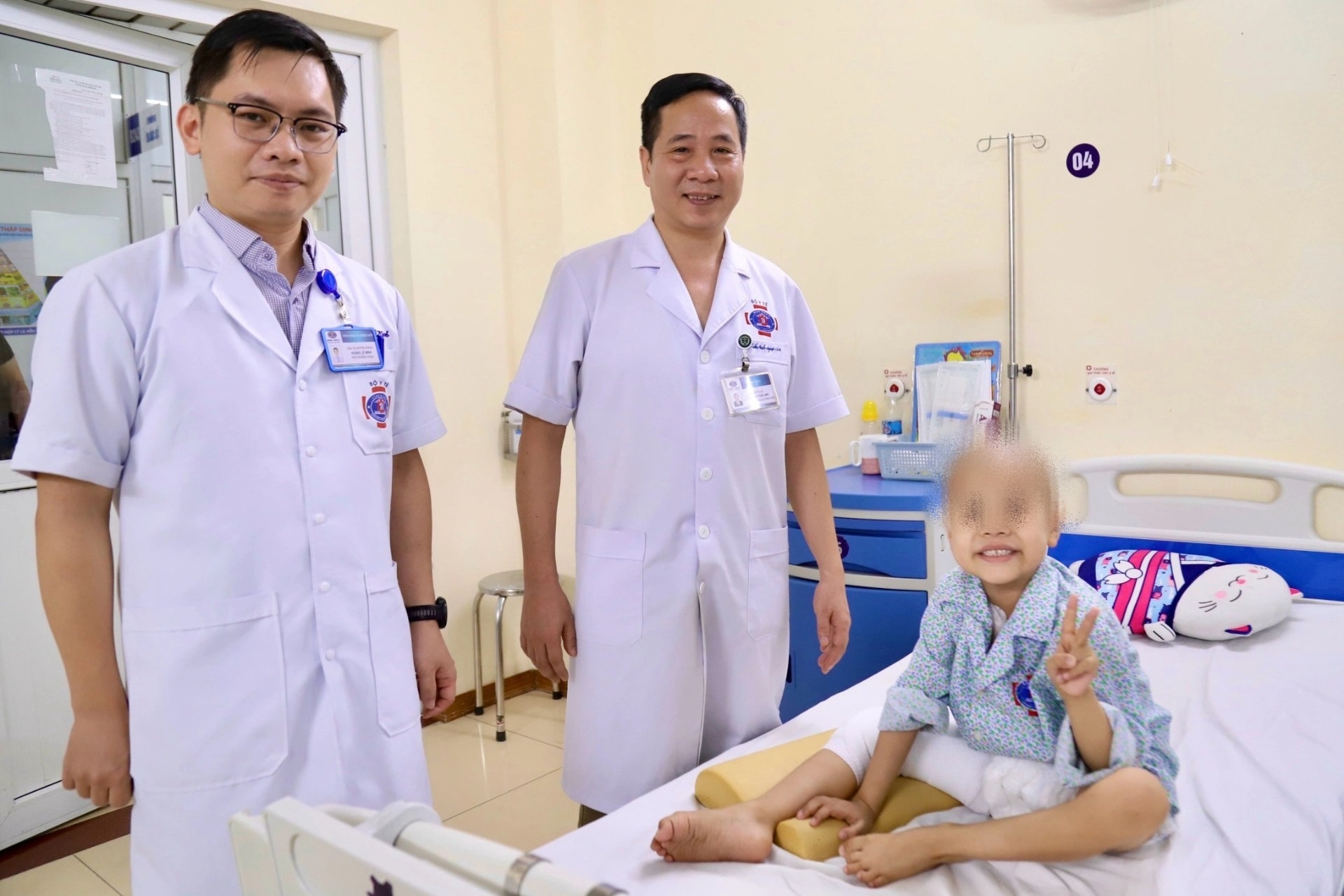 Sưng khớp gối phải, bé 6 tuổi phát hiện ung thư xương