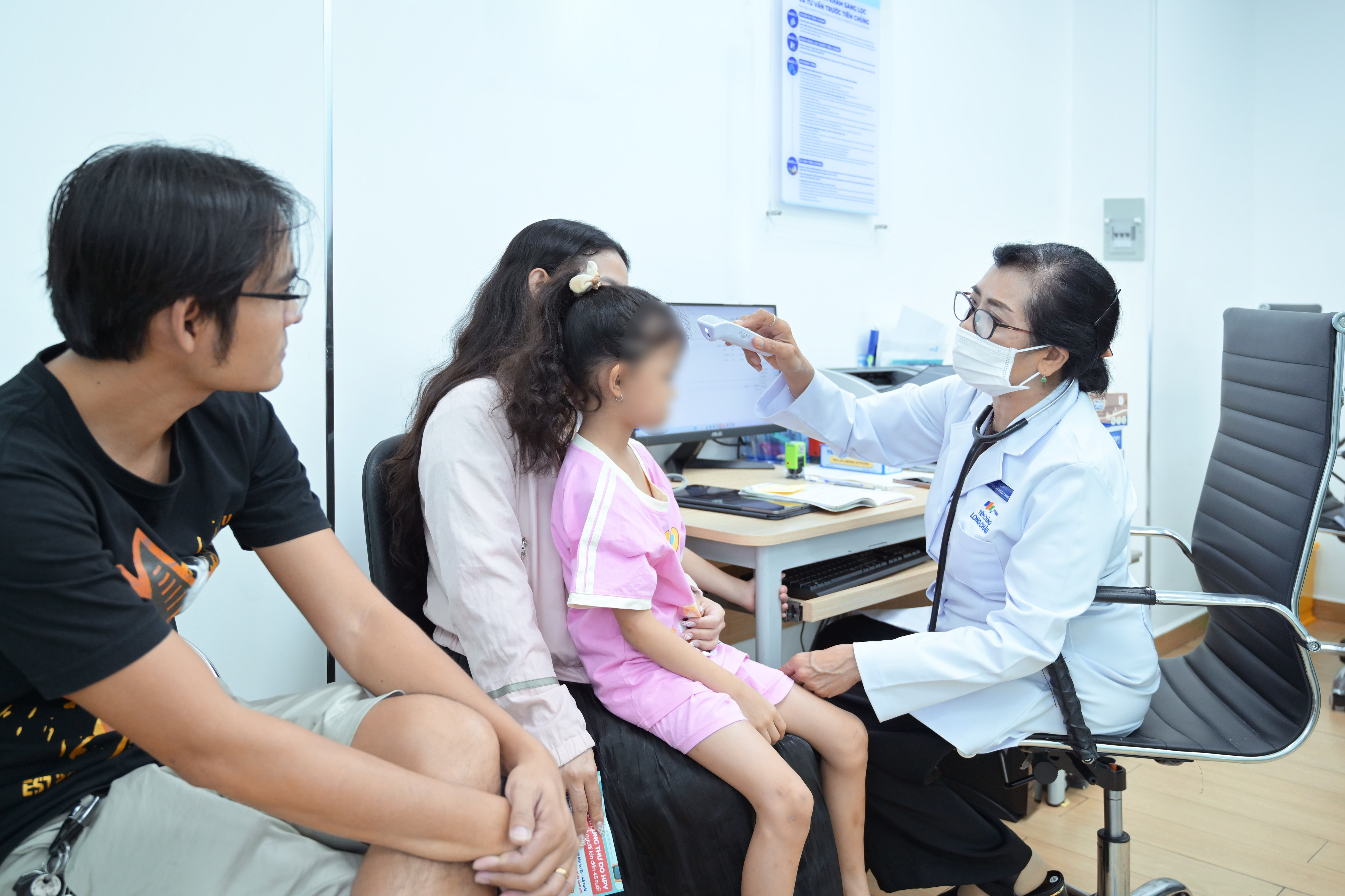 Bảo vệ con trước bệnh truyền nhiễm mùa hè, phụ huynh chủ động tiêm chủng cho trẻ