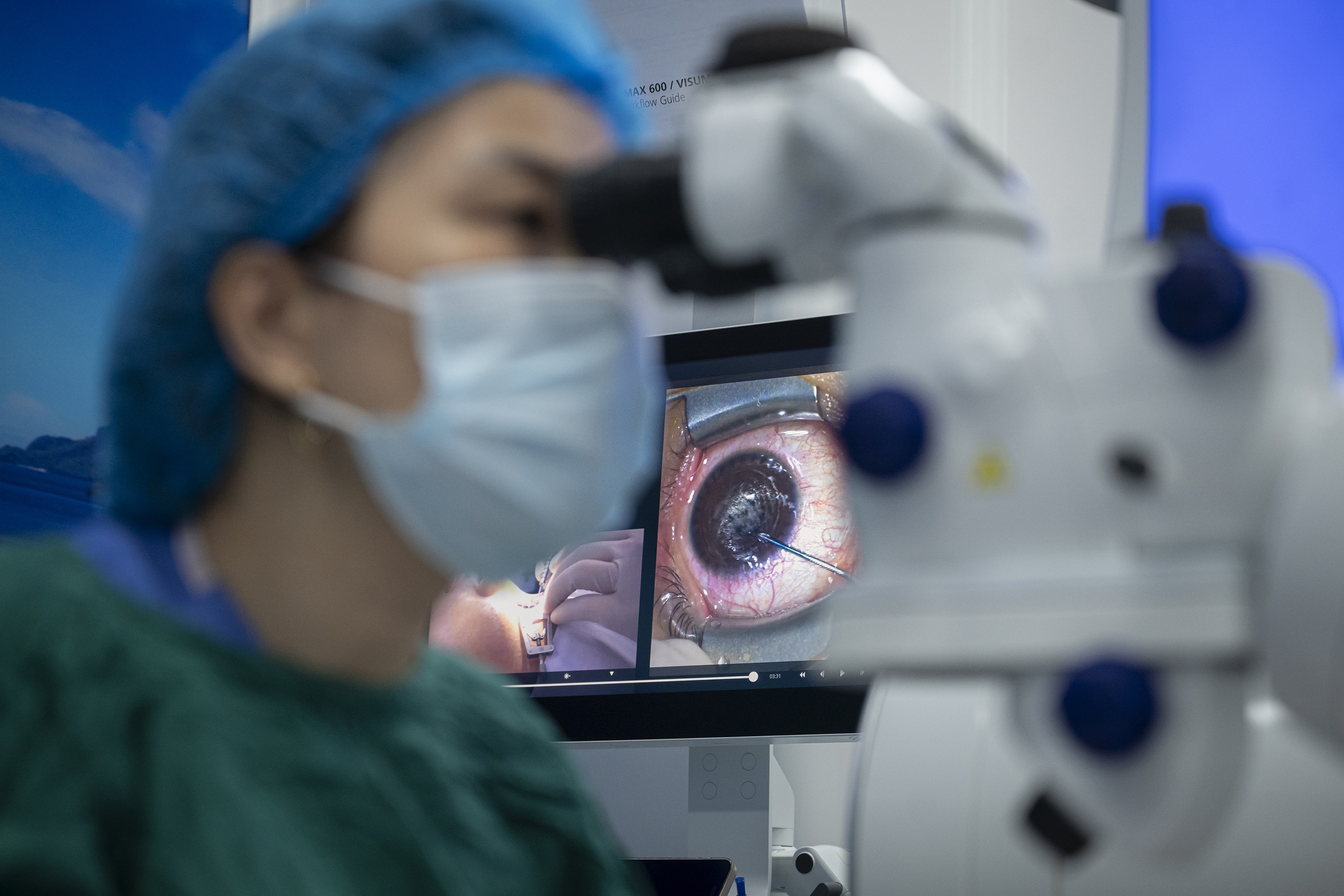 Khoảnh khắc 10 giây laser "xóa cận" đôi mắt 9 diop chính xác từng micromet