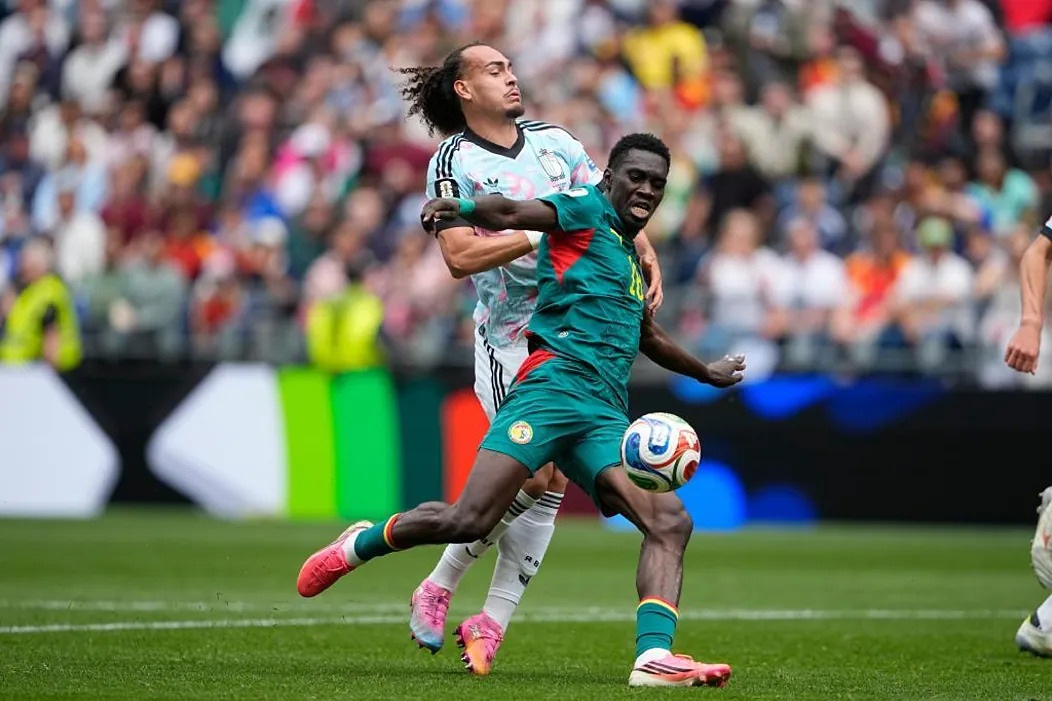 Bỉ đấu với Senegal: Kịch tính 3-2, giành vé vào vòng 1/8