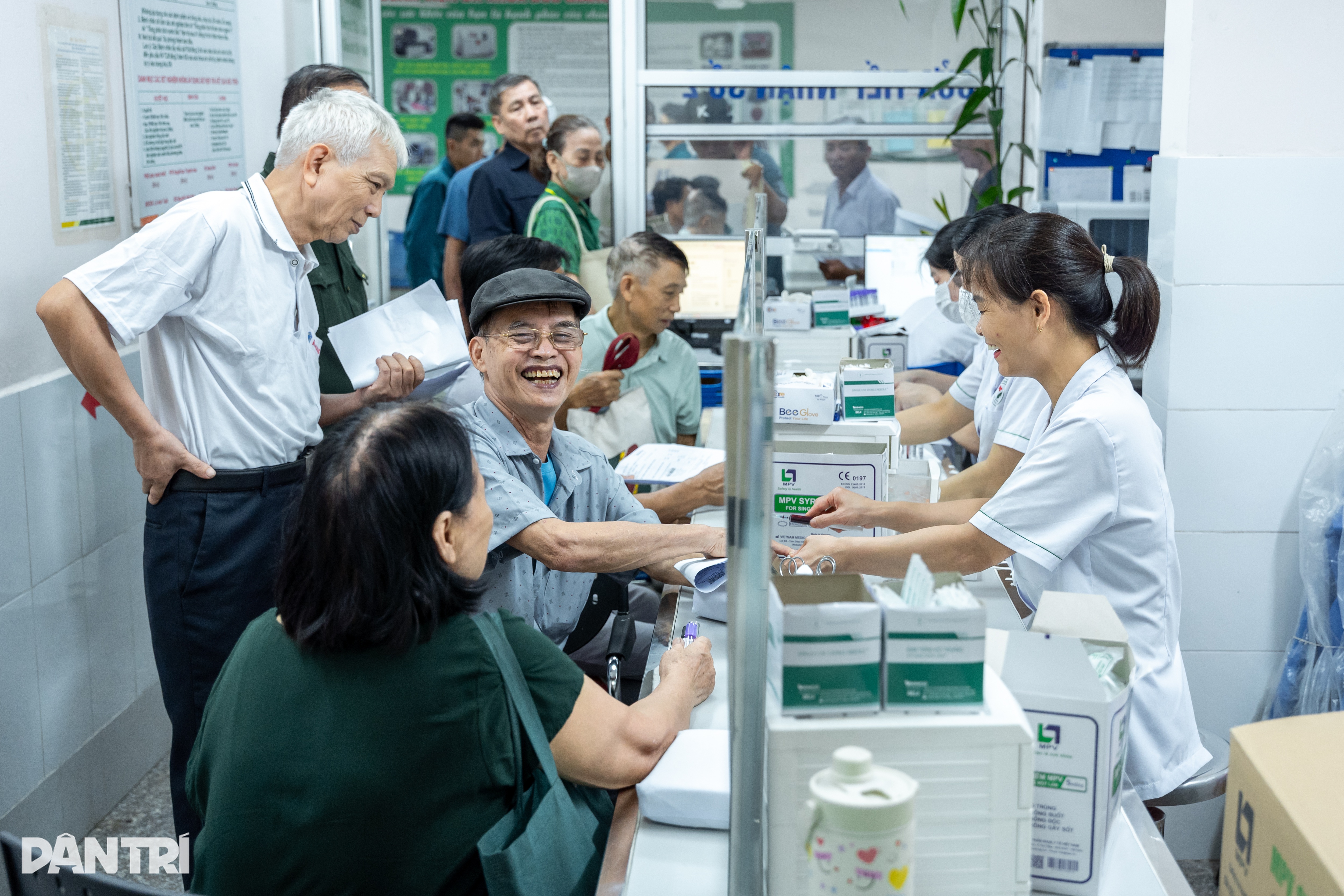 Bệnh viện Đức Giang khám miễn phí gần 300 người có công nhân dịp 27/7