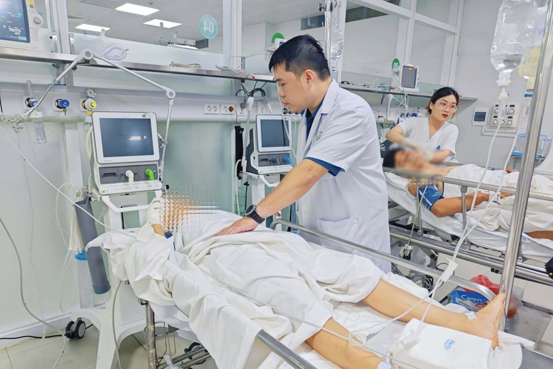 Bốn nạn nhân vụ va chạm trên cao tốc được chuyển đến Bệnh viện Việt Đức