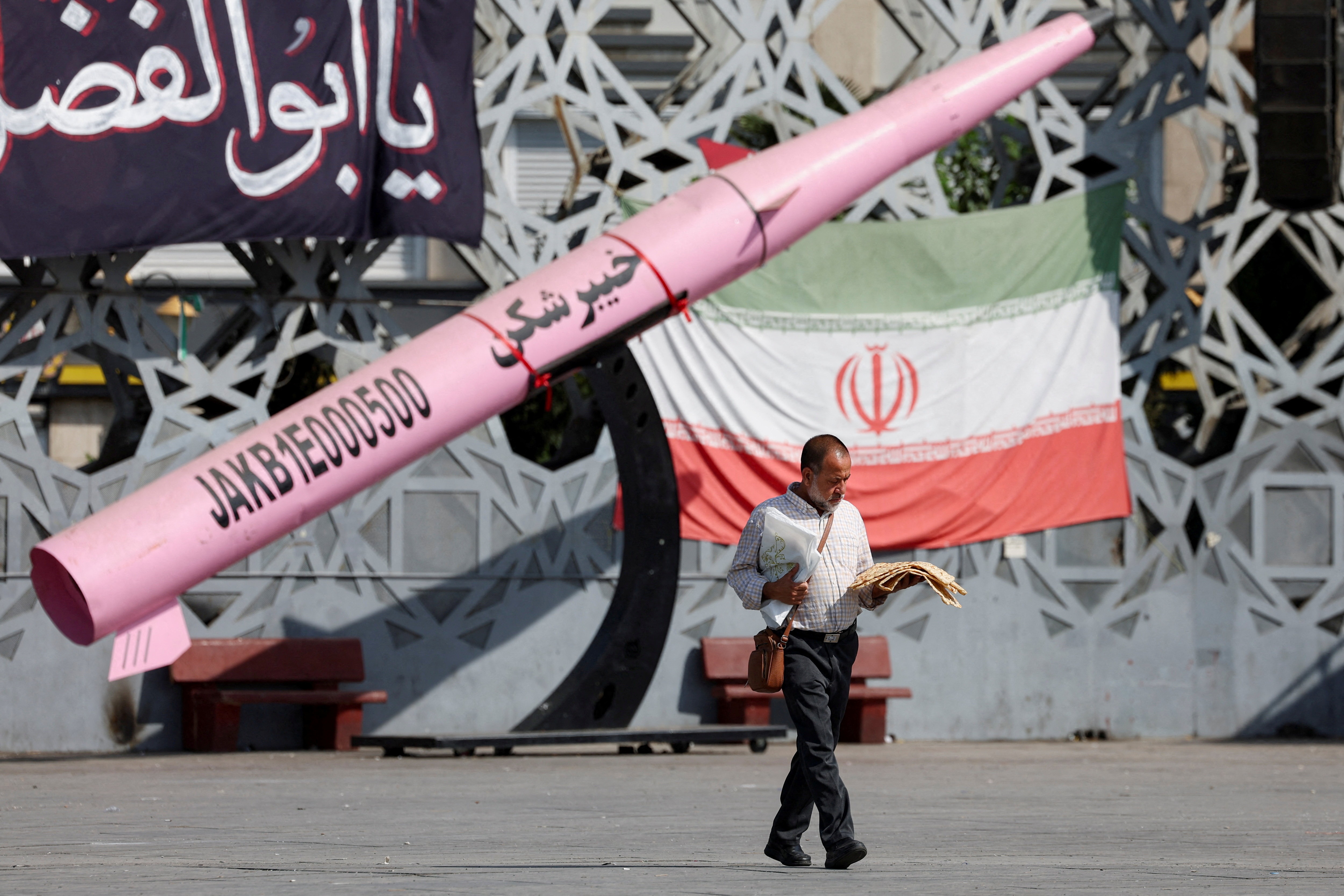 Ông Trump ra lệnh tạm dừng tấn công: Iran có lợi thế bất đối xứng trước Mỹ?
