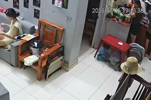 Đang nấu ăn, người phụ nữ Hà Nội bỏ chạy vì bếp gas bùng lửa như luồng gió