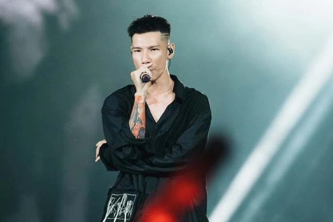 Rapper MCK bị mời làm việc sau phản ánh album có ngôn từ thô tục