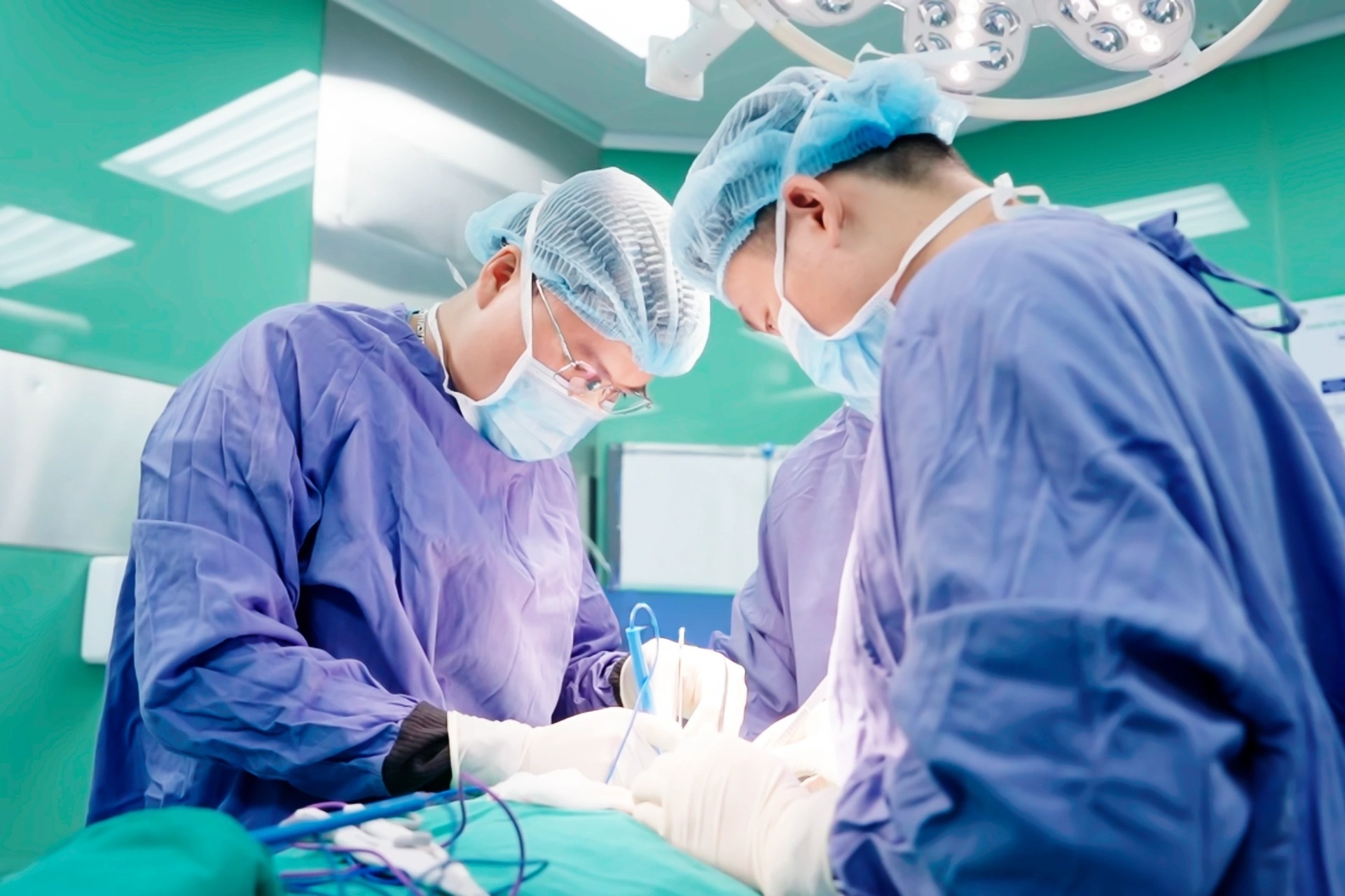 Ung thư giáp tái phát sau 2 lần mổ, hạch bám chặt dây thần kinh thanh quản