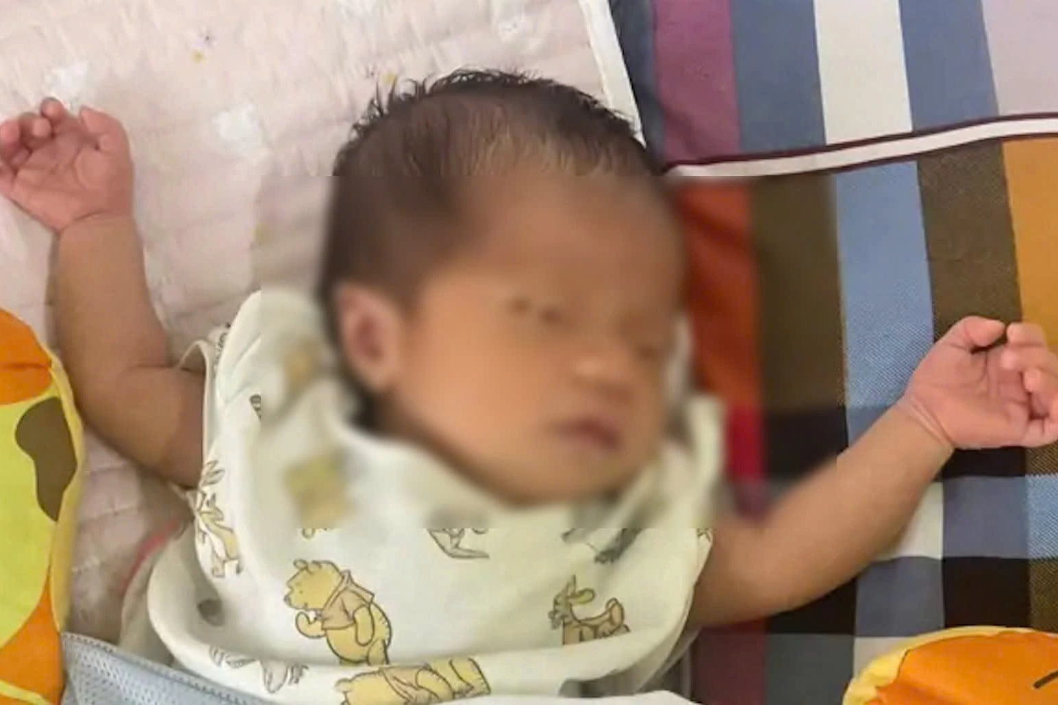 Bé gái bị bỏ rơi kèm lá thư viết người mẹ "đang đi học"
