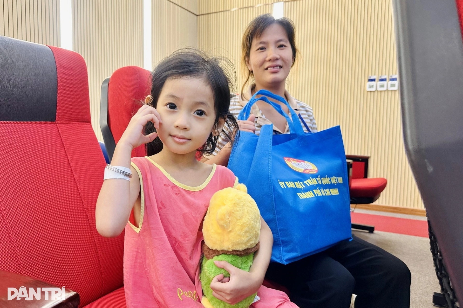 “Mẹ đừng khóc, con sẽ mau khỏi bệnh để đến trường”