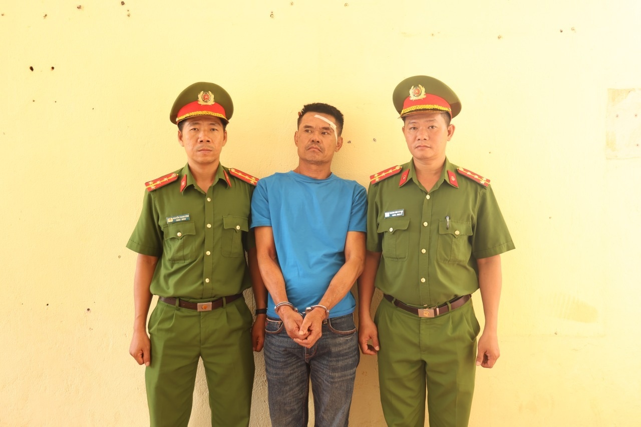Khống chế kẻ chém bị thương 2 cán bộ công an rồi cầm rựa cố thủ trong nhà