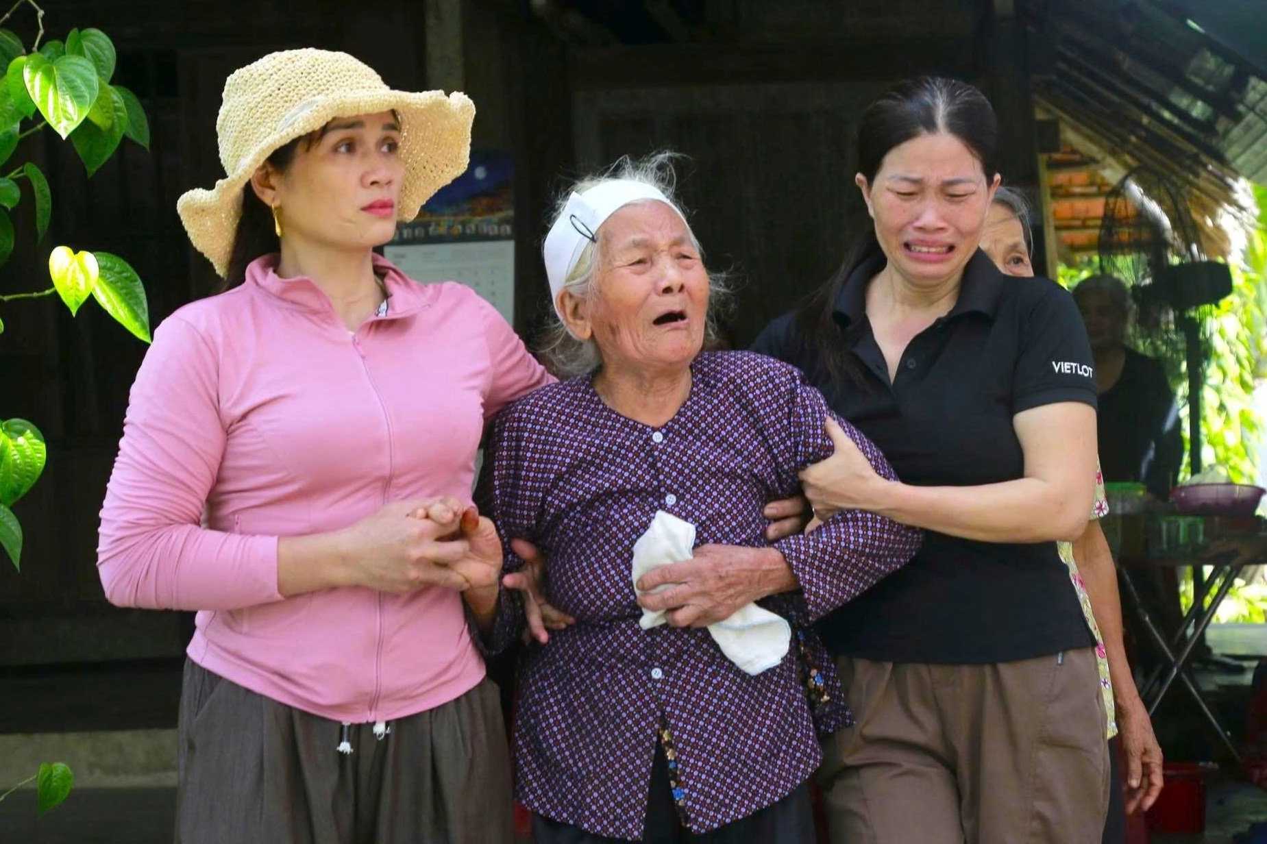 Mẹ liệt sĩ bật khóc: "Con ơi, mẹ chờ con 40 năm rồi..."