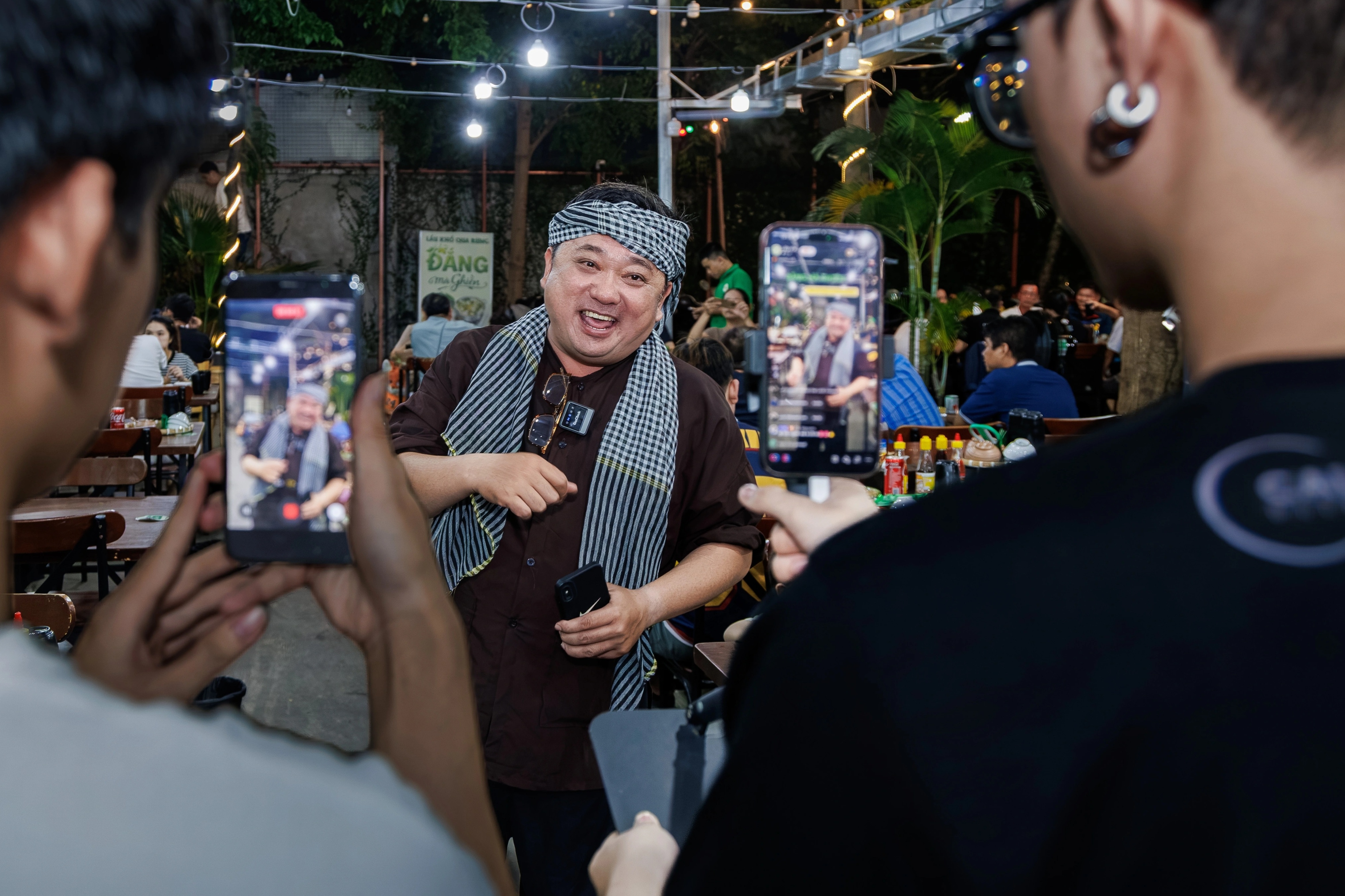 "Thằng Cò" Phùng Ngọc: Mưu sinh ở quán lẩu, tối nào cũng livestream