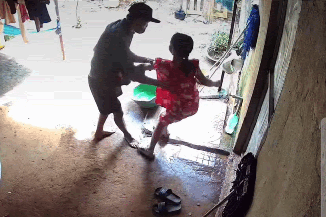 Gã đàn ông bịt mặt có hành động lạ với bé gái 10 tuổi
