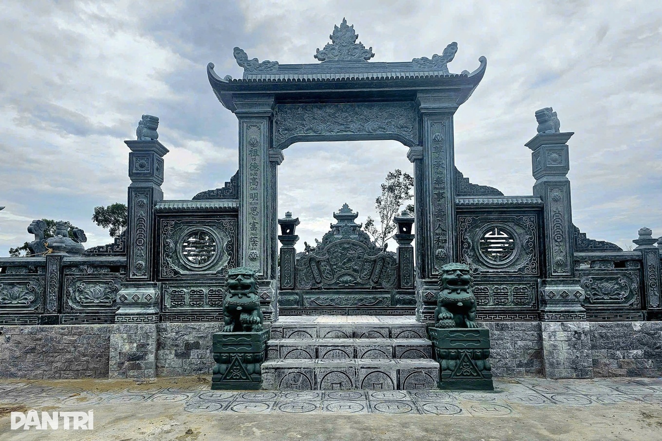 Điều đáng sợ không phải lăng mộ to, mà là vay mượn để xây cho bằng nhà khác