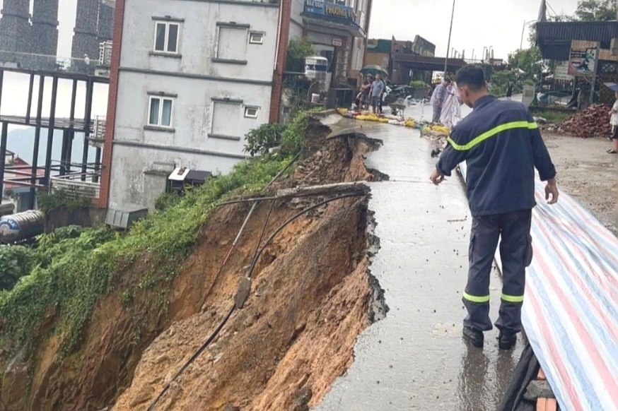Đường lên Cổng Trời ở Tam Đảo sạt lở vì mưa lớn