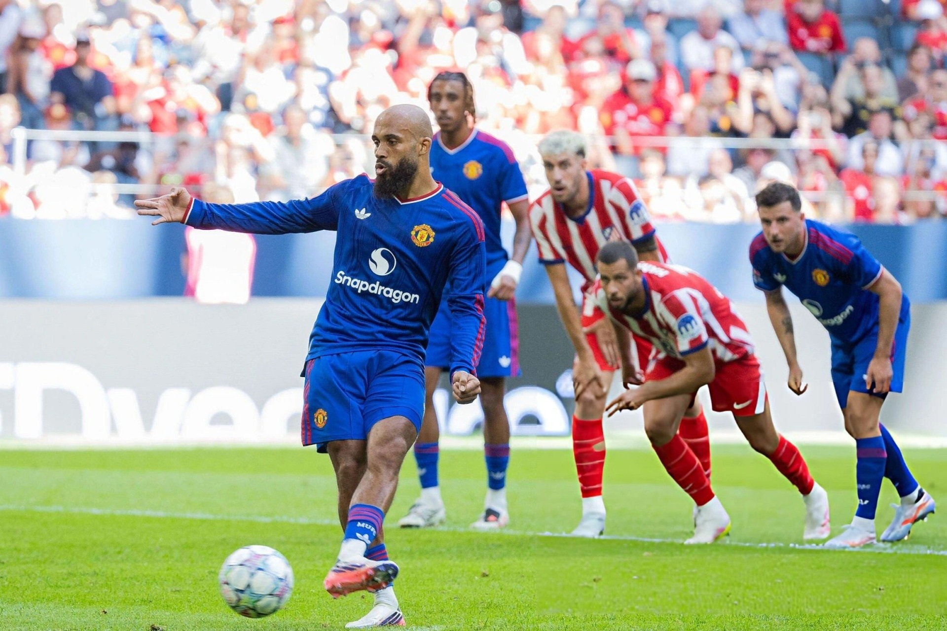 Bryan Mbeumo lập cú đúp, Man Utd ngược dòng hạ Atletico Madrid