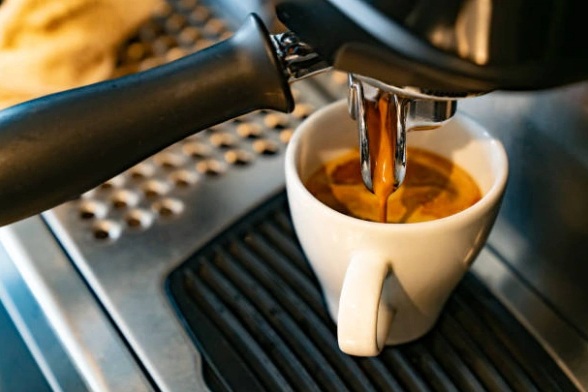 Điều gì xảy ra khi người uống cà phê hằng ngày đột ngột ngừng?