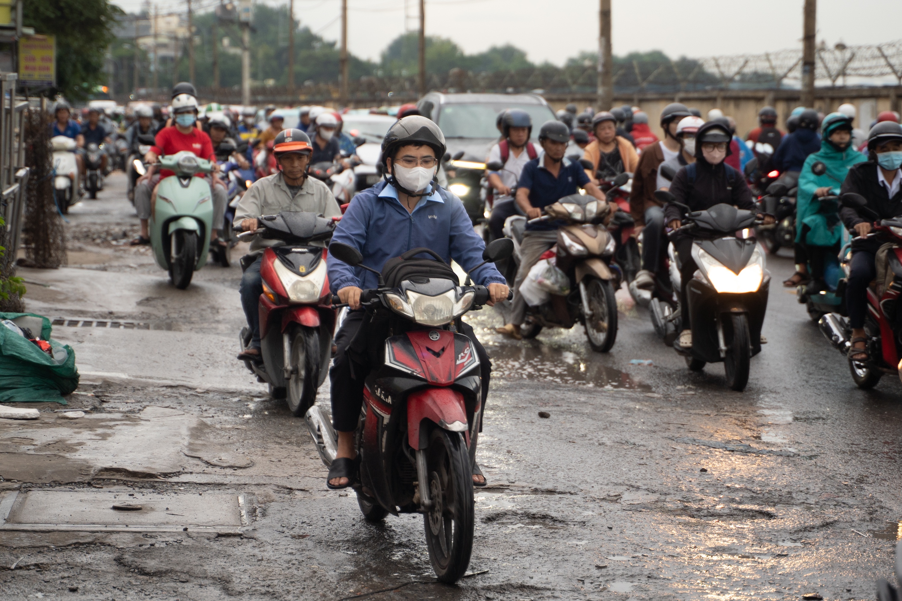 "Hết đá vá đường rồi": Nỗi lo trên con đường 21 năm dang dở