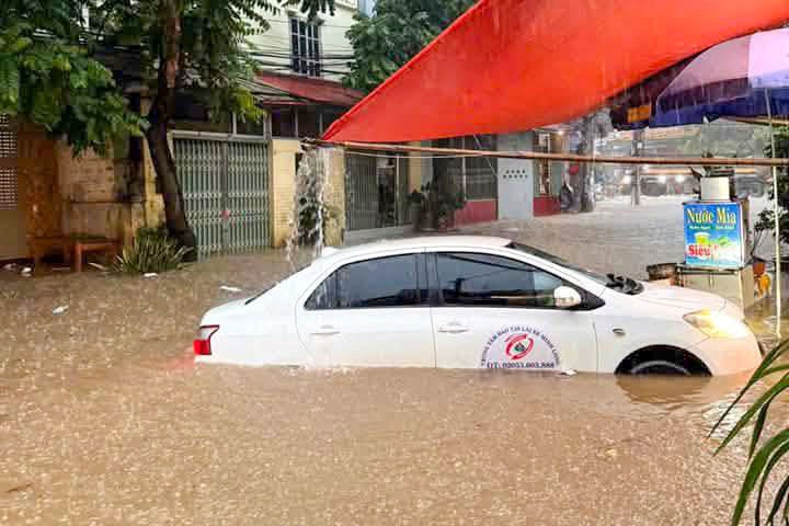 Mưa lớn khiến nhiều tuyến đường, phố ở Lạng Sơn ngập sâu