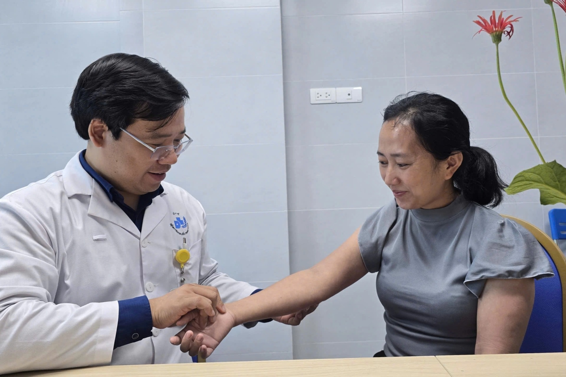 Nụ cười trở lại với người mẹ từng xin về gặp 3 con lần cuối