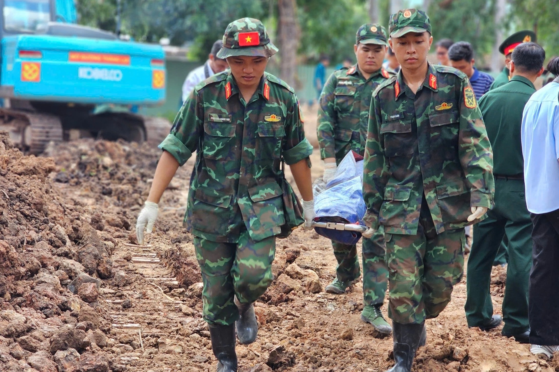 Đào 300m3 đất, tìm thấy thêm 14 bộ hài cốt liệt sĩ ở Công viên Lê Thị Riêng