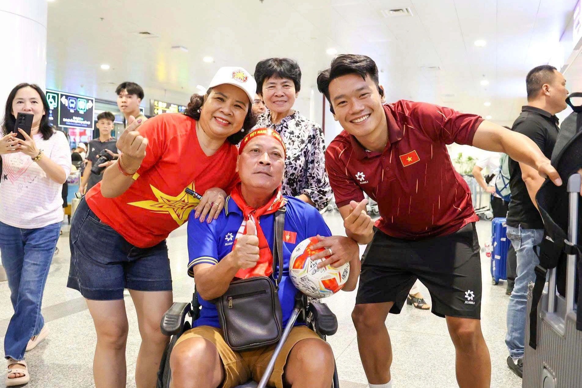 Tuyển Việt Nam về nước trong vòng tay người hâm mộ