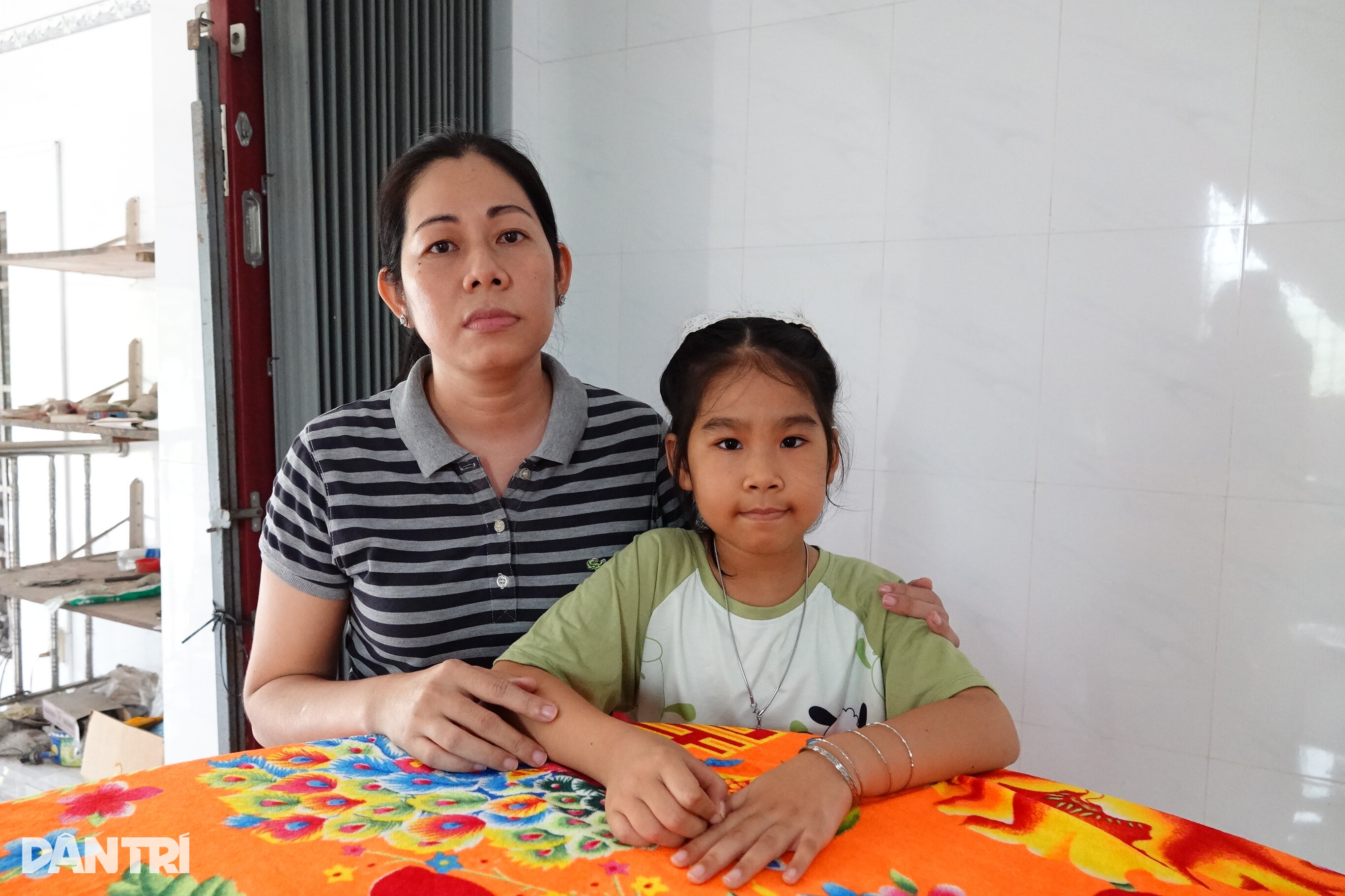 Chồng sửa xe, vợ làm lao công nuôi con gái 4 tuổi bị ung thư máu