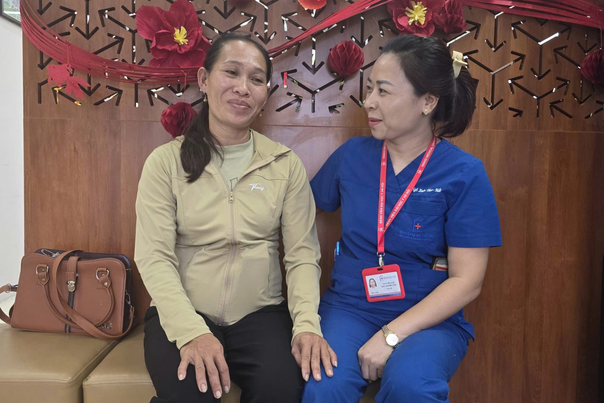 Người mẹ nghèo nghẹn ngào: “Đôi mắt con em đang dần sáng trở lại”