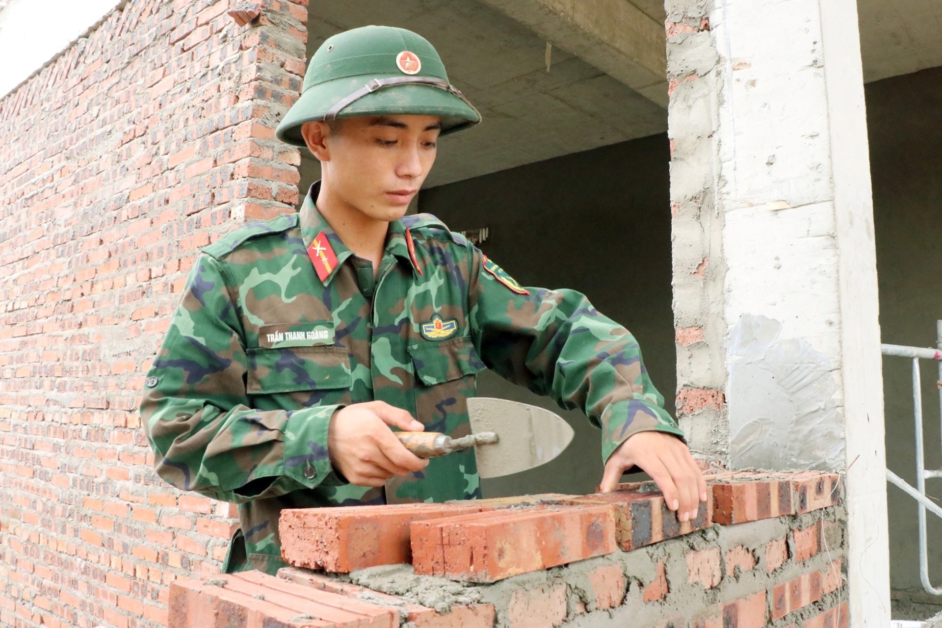 Bộ đội làm thợ xây, "đẩy" tiến độ trường nội trú liên cấp sớm về đích