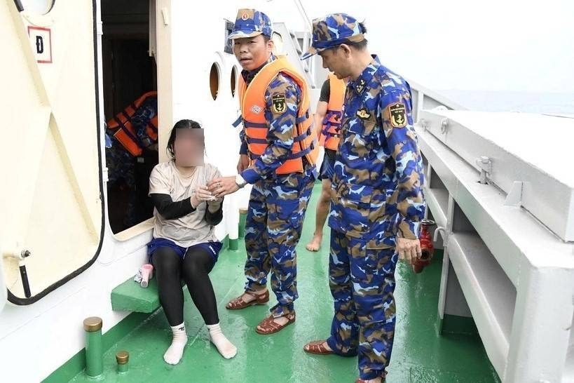 Chiếc phao cũ và kỹ năng sinh tồn giúp cô gái sống qua nhiều giờ trôi dạt