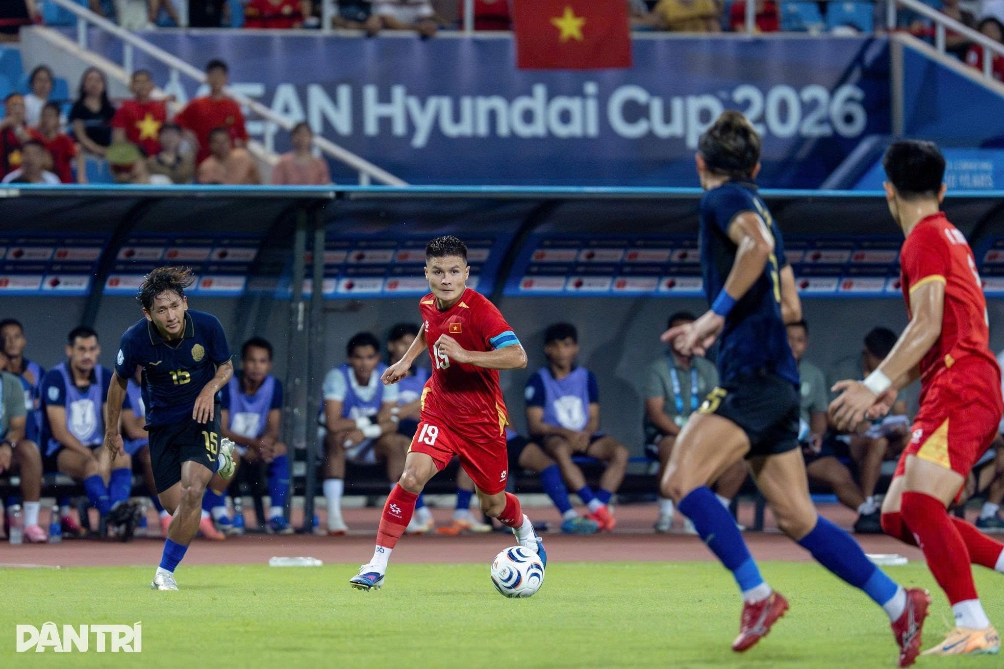 Tiền vệ Thành Chung: "Mọi người nên có sự ghi nhận với Quang Hải"