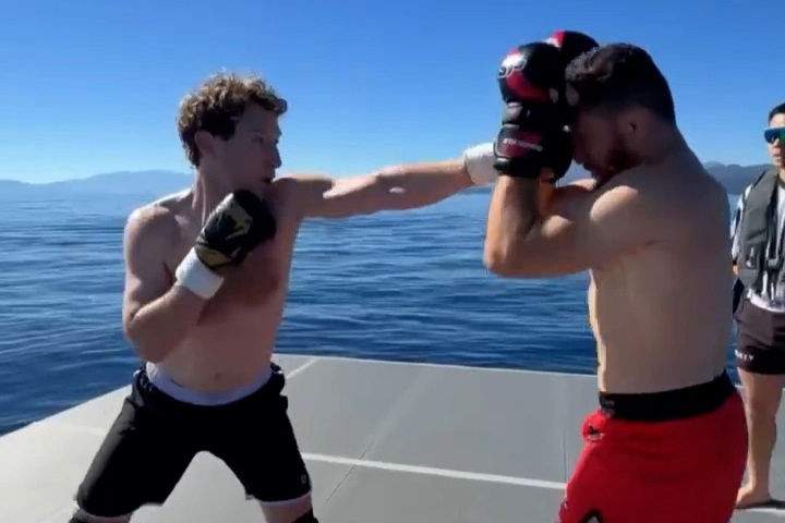 Mark Zuckerberg tập võ cùng cựu vô địch UFC giữa hồ